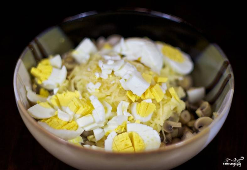 Яйца вареные порежьте мелко тоже в салат.