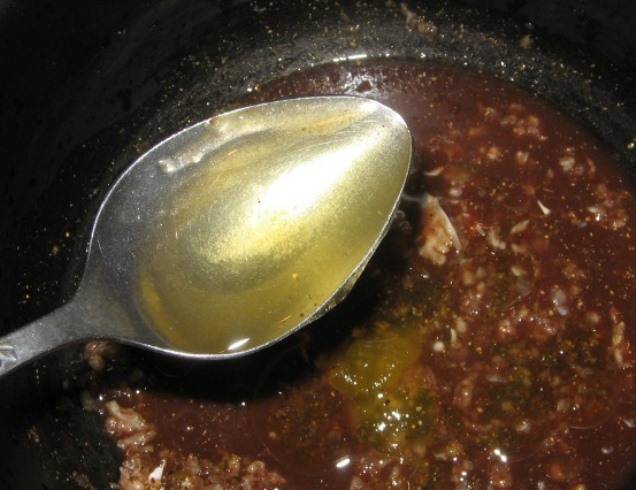 Добавьте бальзамический уксус, вино, оливковое масло.