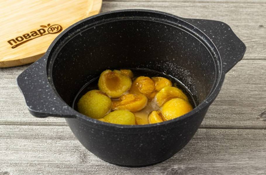 Переложите абрикосы с сахаром в кастрюлю с толстым дном. Доведите до кипения на медленном огне и проварите 10 минут.