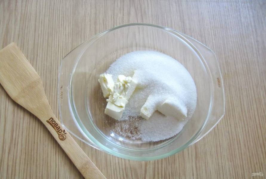 Приготовьте тесто для коржей. В миску выложите сливочное масло и сахар.