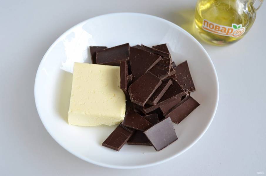 2. Соедините сливочное масло и весь шоколад, поставьте в микроволновку на минутку, чтобы все растаяло, перемешайте.