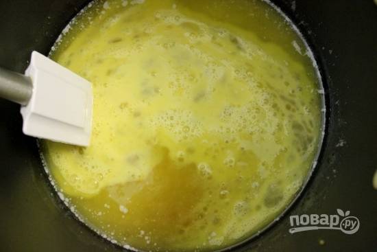 2. Взбейте отдельно яйца, введите их в теплое масло (это очень важно, иначе яйца просто свернутся). Перемешайте все до однородности. 