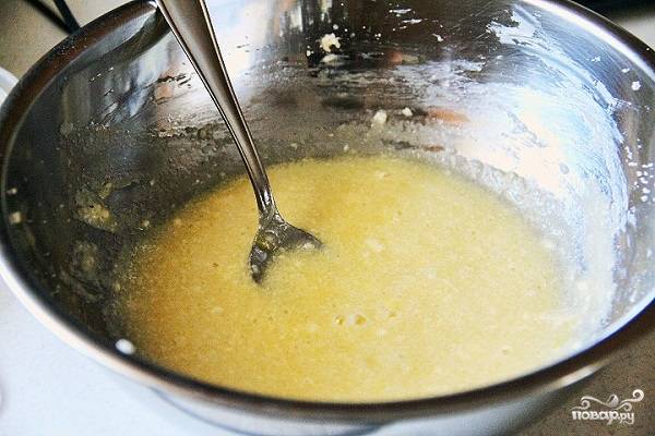 1. Соедините в небольшой мисочке яйца и сливочное масло. Взбейте венчиком или ложкой немного. Если под рукой есть фруктовое пюре, то добавьте и его, будет очень вкусно. После тонкой струйкой влейте молоко. 