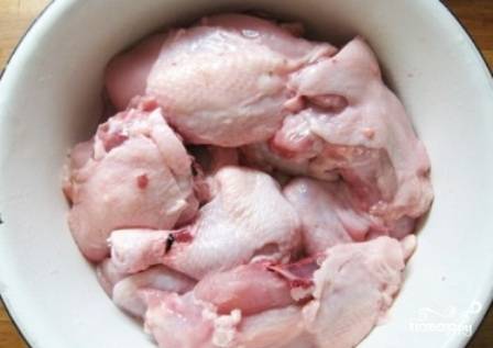 Курицу разделываем на куски, тщательно промываем и складываем в миску.