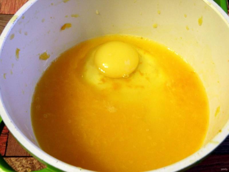 Сварите апельсиновый курд. Смешайте яйцо со  свежевыжатым апельсиновым соком, тертой цедрой и сахаром до однородности. Поставьте на водяную баню и варите при помешивании до загустения.