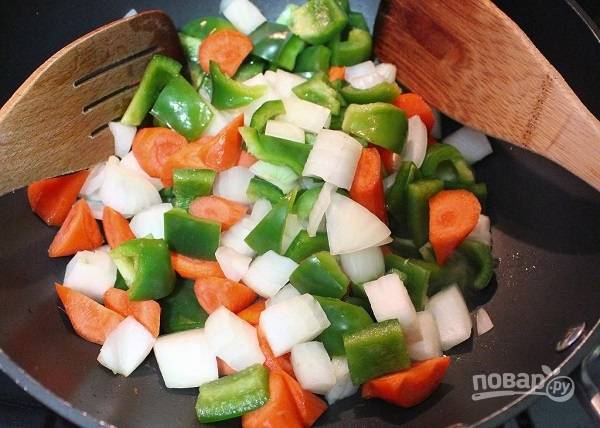 6. На сковороде разогрейте растительное масло. Выложите овощи и обжарьте до мягкости, помешивая. 