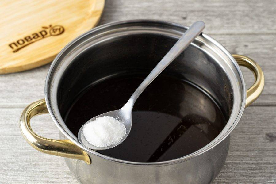 В оставшийся теплый солод добавьте сахар. Размешайте, чтобы он полностью растворился.