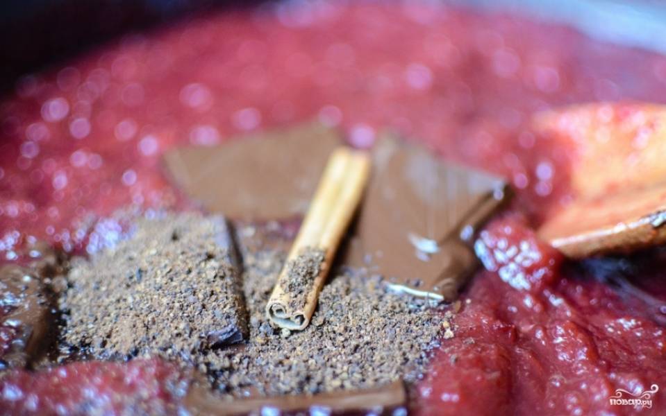 Через часа 45 минут варки сливы, добавьте в неё корицу, гвоздику, душистый перец и тёмный шоколад.