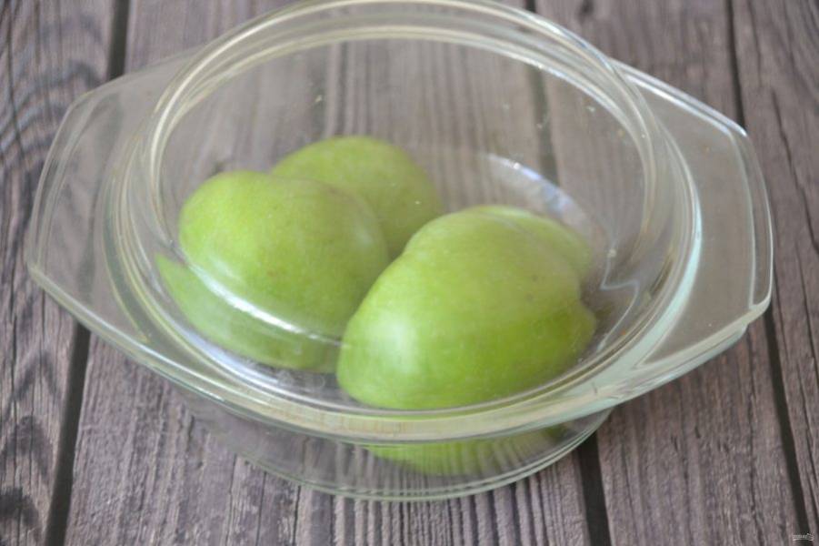 Для приготовления яблочного пюре их можно запечь в духовке или в микроволновой печи. Для этого положите яблоки в закрытую посуду для СВЧ, включите микроволновку на 8-10 минут.