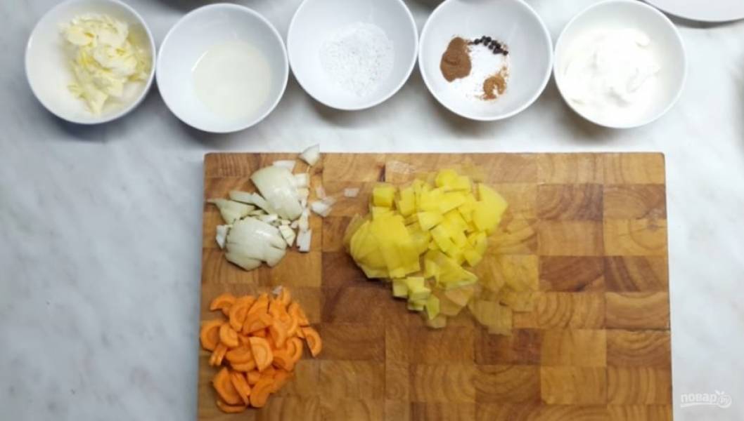2. Морковь нарежьте пятачками, а потом еще пополам. Далее мелко нарежьте репчатый лук. Картофель нарежьте кубиками 0,7 см. Мелко нарежьте зелень. 
