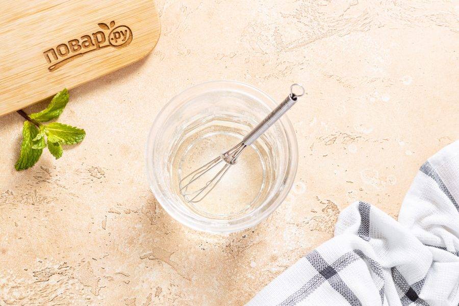 Отдельно смешайте воду сахаром и ванильным ароматизатором. Размешайте так, чтобы сахар полностью растворился.