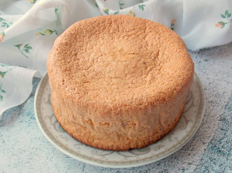 Готовый бисквит используйте по назначению. Из него можно приготовить торт или подавать как самостоятельный десерт. Приятного чаепития!