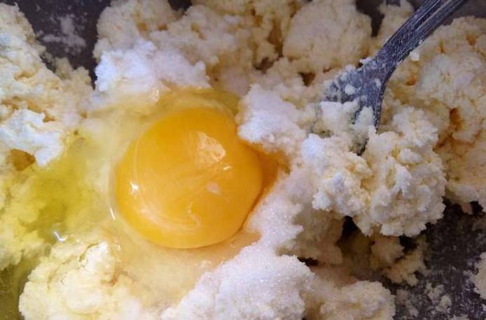 Добавьте яйцо, соль и сахар. Замесите хорошенько. 