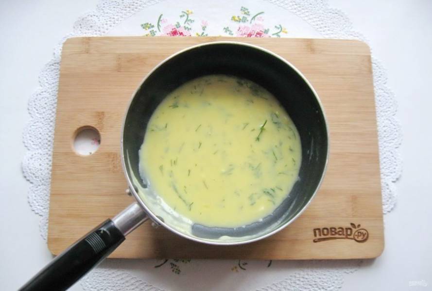 Укроп мелко нарежьте и добавьте в апельсиновый соус.
