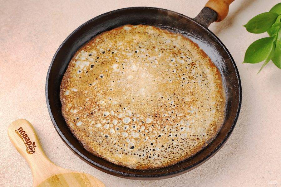 Жарьте блины в хорошо разогретой сковороде, смазывая её маслом. Перед выпеканием каждого блинчика, тесто необходимо перемешивать.