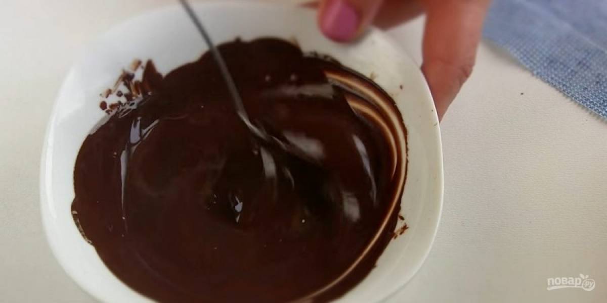 3. Темперируйте шоколад в микроволновке, нагревая его на высокой мощности в течение 15 секунд 3-5 раз. В перерывах между нагревом перемешивайте шоколад. 