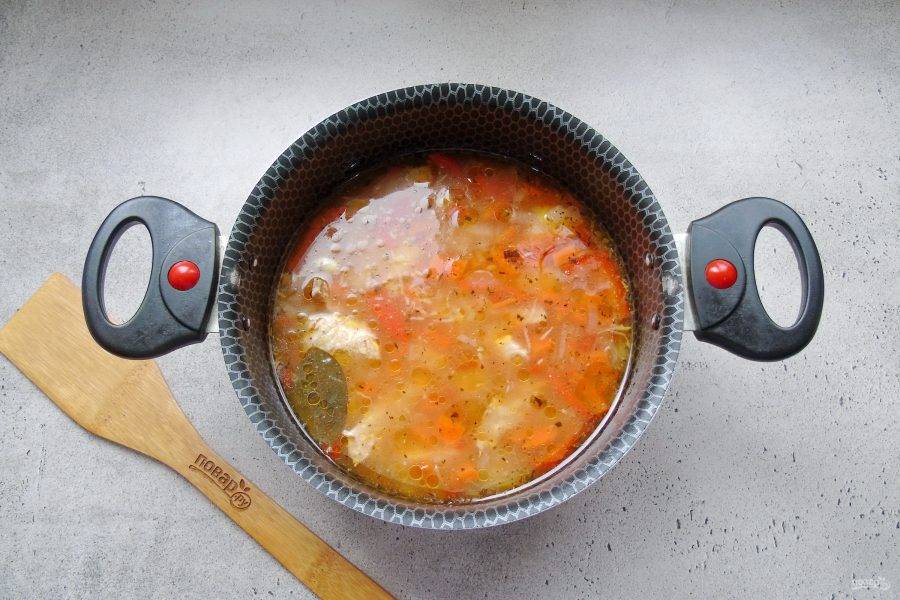 Варите суп до готовности всех ингредиентов. В конце приготовления добавьте измельченный чеснок.