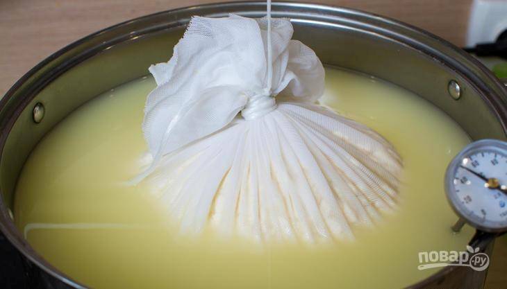 Сырное зерно аккуратно перенесите в чистую ткань, не вынимая его из сыворотки. Подвяжите ткань и подвесьте свёрток на 40 минут, оставив её в жидкости. Поддерживайте 42 градуса теплоты.
