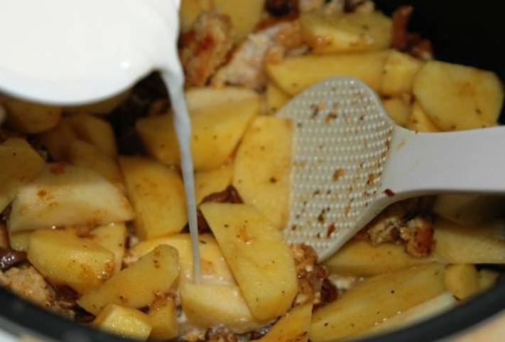 Добавляем картофель, порезанный дольками. Перемешиваем, кладем сметану (3-4 ст.л.), разведенную с водой. Выставляем режим "Выпечка" на 30 минут.