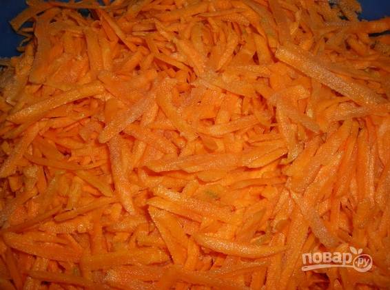 3. В конце обжарьте немного до мягкости тертую морковь. 