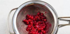 Красную смородину помыть, добавить в кастрюлю к ягоде 50 мл воды и подогреть до размягчения ягоды минут 10. Затем ягоду протереть через сито.