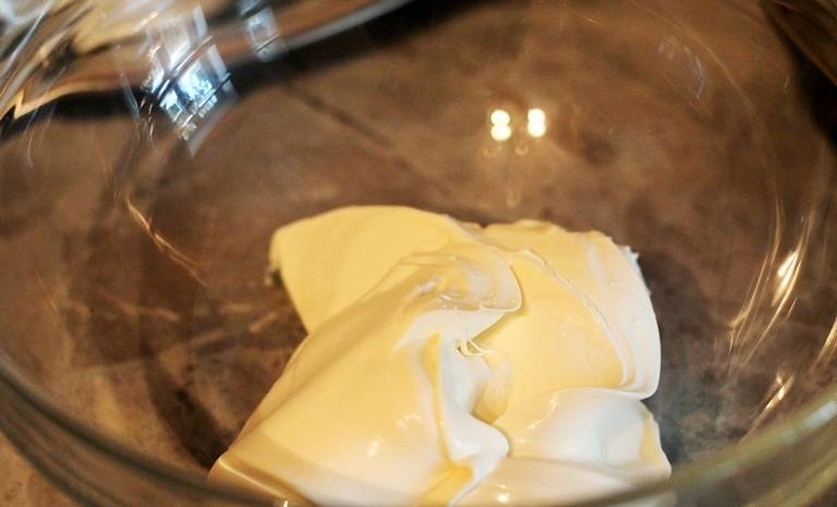 2. Крем в приготовлении блинного пирога тоже используется невероятно простой. В глубокую мисочку отправьте сметану. 