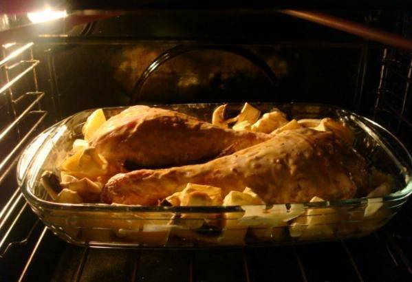 Замаринованную индейку выложите в форму для запекания. По бокам кладем картофель. Запекат ьв разогретой до 200 градусов духовке. 1-1,5 часов. В процессе запекания переворачивайте индейку.