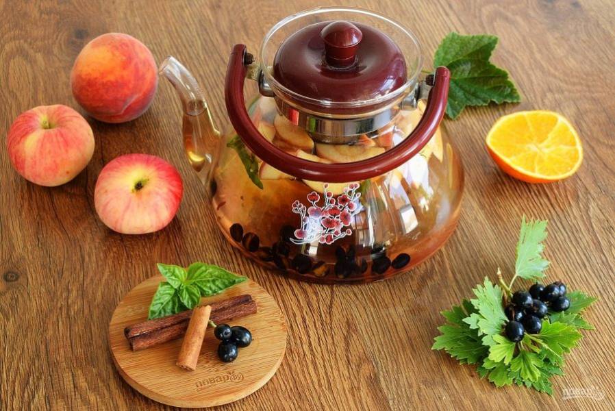 Яблоки и персики нарежьте дольками, сердцевину и косточки выбросьте. Апельсин нарежьте кружками. Чайник ополосните кипятком. Заложите фрукты, ягоды и корицу в чайник, чай и листья в заварочный стакан. Залейте кипятком и дайте настояться в течение 5 минут. 