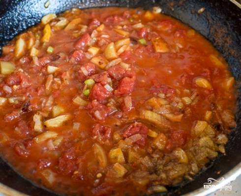 Отправляем овощи со сковороды в кастрюлю, доводим суп до кипения — и убираем его с плиты. Дайте супу настояться  минут 15-20, а затем подавайте его на стол, украсив зеленью.