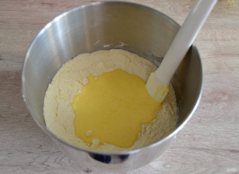 Влейте взбитые яичные желтки в мучную смесь, замесите тесто. 