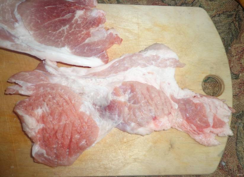 2.	Мясо (мякоть свинины) мою, вытираю салфетками и разрезаю на 2 части.