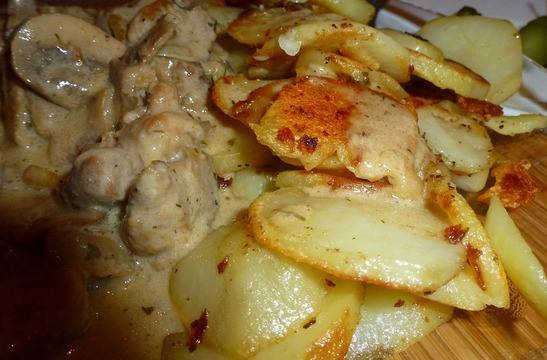 Домашнее жаркое из свинины, с картофелем и сметаной
