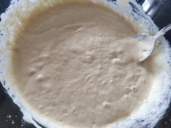 Добавляем оставшееся молоко, соль, яйцо, ванильный сахар и замешиваем тесто. Накрываем тесто салфеткой, ставим в теплое место, пусть поднимется.