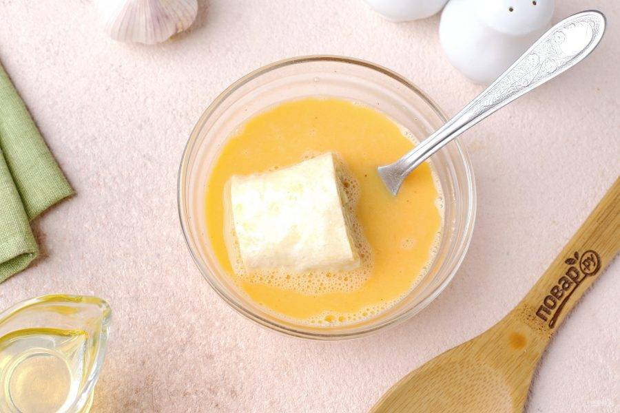 Взбейте яйца с щепоткой соли, окуните поочерёдно каждый рулет из лаваша и выложите на разогретую сковороду с маслом.