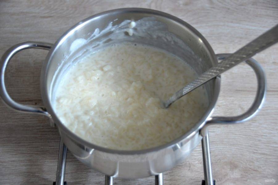 Пока основа из теста в морозилке, сварите рис в молоке. Соотношение риса и молока 1:4, добавьте соль и сахар по вкусу.