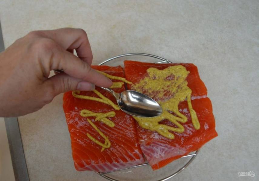 1.	Вымойте кусочки лосося, оботрите салфетками насухо и смажьте каждый кусочек горчицей.