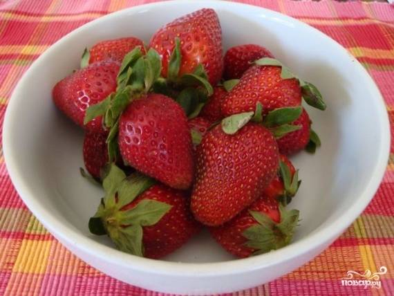 Первым делом подготовьте ягоды. Вымойте клубнику, освободите ее от плодоножек. Самое вкусное мороженое получится из спелых ягод, выращенных под открытым небом. Поэтому стоит покупать домашнюю клубнику. 
