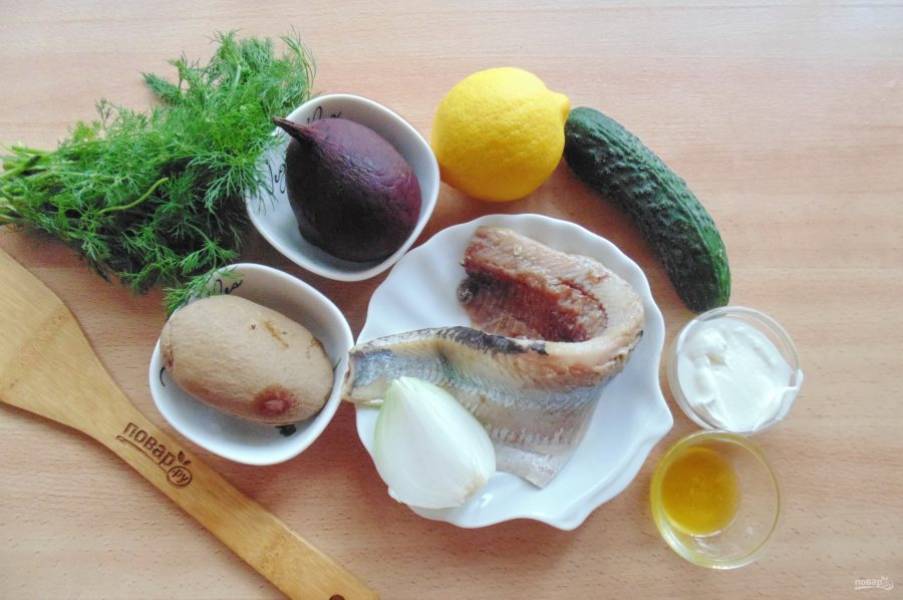 Подготовьте ингредиенты для приготовления шведского салата с сельдью.