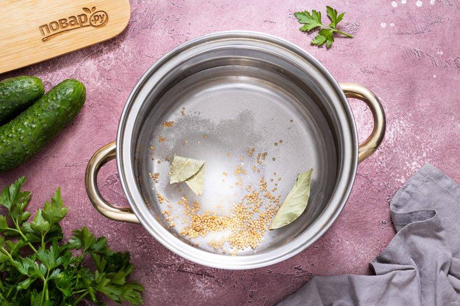 Для маринада вскипятите воду. Добавьте соль и сахар, горчицу зернами и лавровый лист. Проварите, чтобы сахар и соль растворились.