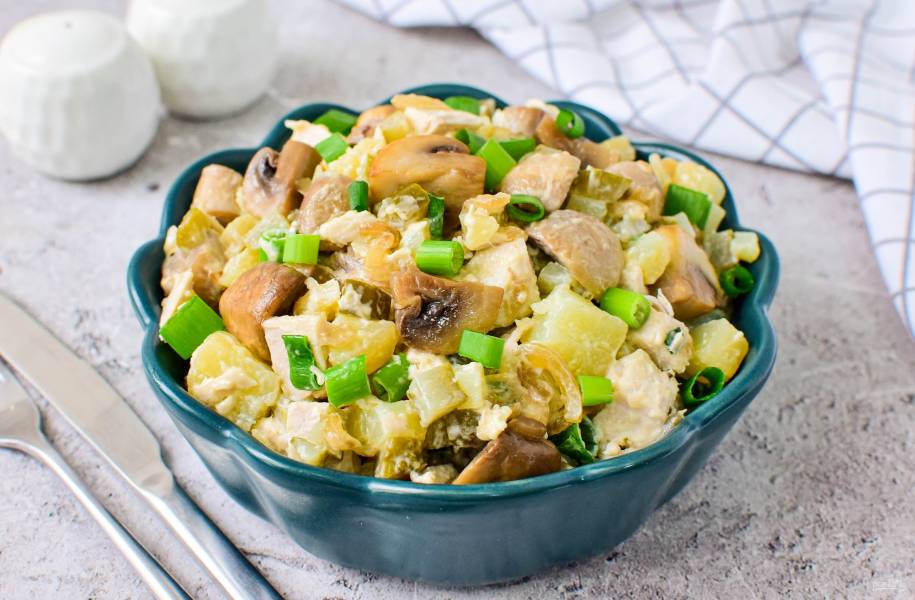 Салат с шампиньонами и курицей