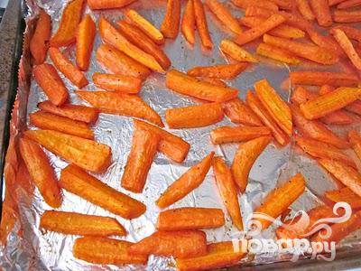 Разогреть духовку до 200 градусов. Очистить и вымыть морковь. нарезать на кусочки по 5 см в длину. Выложить морковь на противень и сбрызнуть оливковым маслом. Посыпать небольшим количеством соли и перца. Поставить в духовку минут на 45, один раз перевернуть.