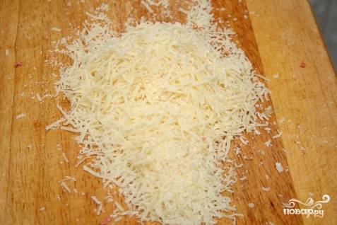 5.	Твердый сыр натираем на мелкой терке или измельчаем в блендере.