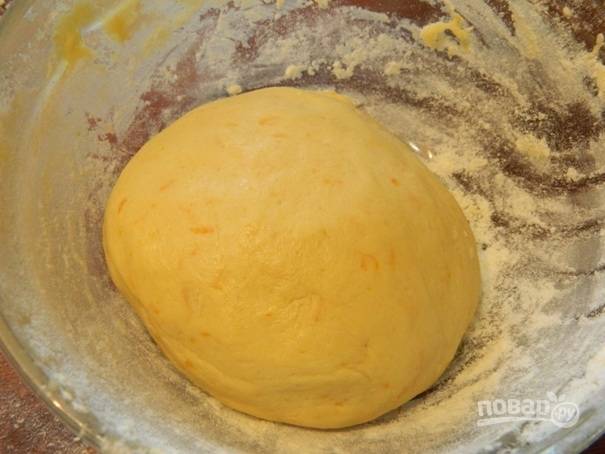 7. Замешиваем мягкое тесто. Накрываем его пищевой пленкой и на 30 минут отправляем в холодильник.