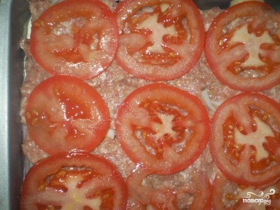 6. Теперь нарежьте кружками помидоры. Выложите  их поверх мясного слоя. 