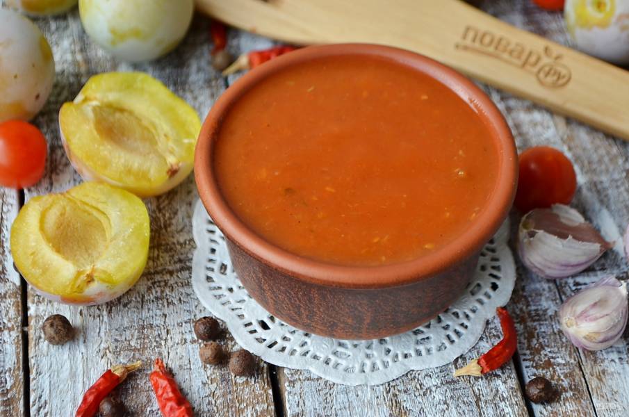Ингредиенты рецепта домашнего кетчупа с пряностями на зиму