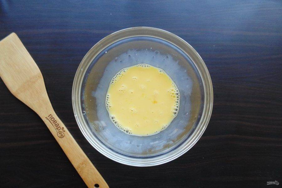 Сделайте крем для торта. В желтки налейте 2 столовые ложки молока от общего количества и добавьте ванильный сахар, перемешайте.