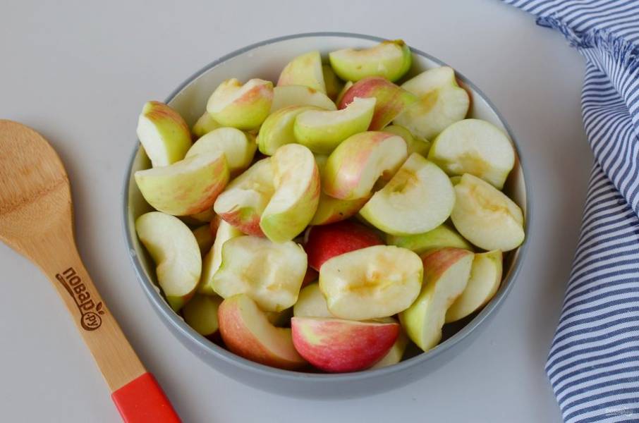 Яблоки подготовьте к отжиму: хорошо вымойте, порежьте и удалите серединки. Порченые места вырежьте.