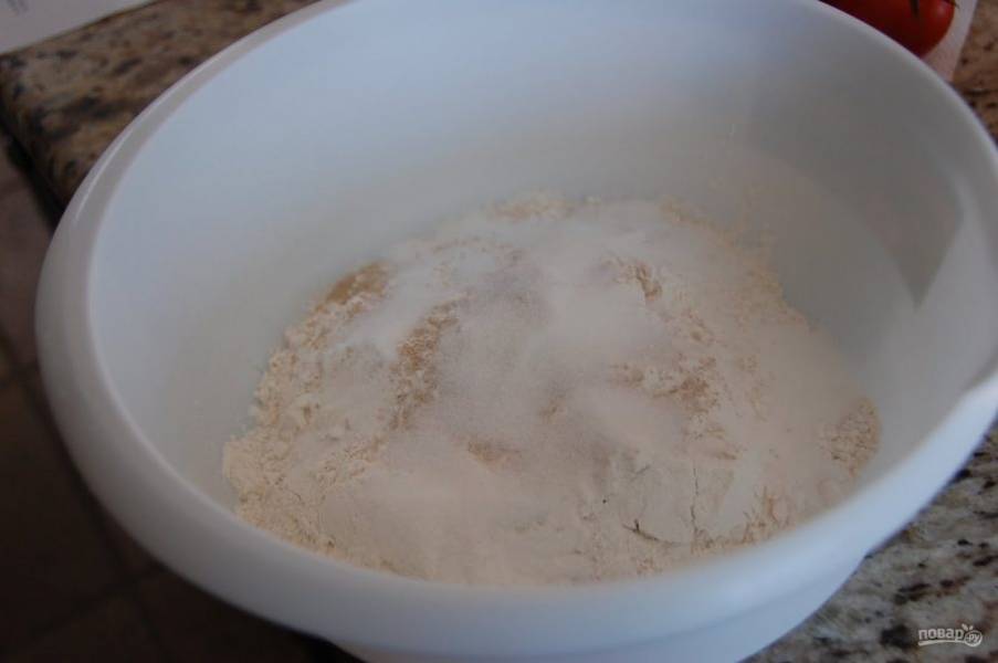 6.	Во время остывания начинки приступите к тесту: в миску просейте муку, добавьте дрожжи, сахар, 0,5 чайных ложки соли.