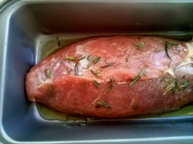 4. Обмажьте мясо маслом со специями. Затем переложите в форму для запекания и отправьте в духовку на 15 минут, разогретую до 230°С. Затем снижаем температуру до 150°С и доводим мясо до готовности из расчета: 15-20 минут на каждые 500 г. для средней прожарки и 40-45 минут — для полной.