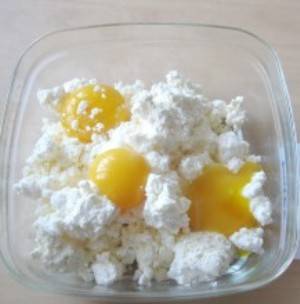 2. Я делаю сырники в духовке, а это значит, что они будут полезными. Смешайте творог с яйцами и сахаром. Затем добавьте муку и по желанию пакетик ванильного сахара.